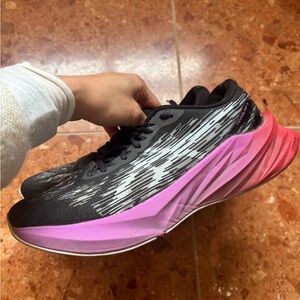 Asics Novablast 4
Size 8 Women’s
Used for about 2 months